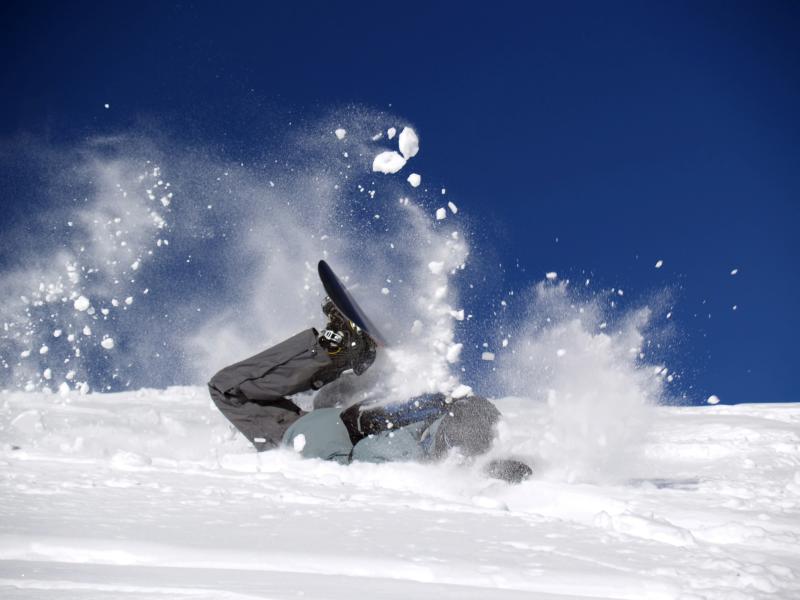 How to Avoid Injury When Falling on a Snowboard Healthfully