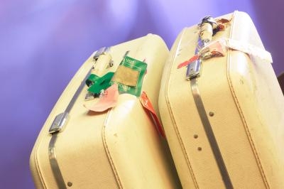 Cómo configurar el candado incorporado en una valija